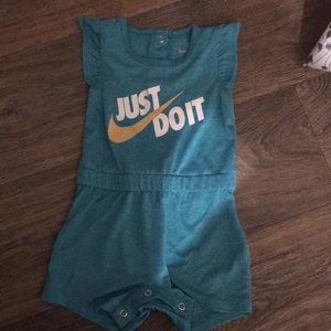 Nike romper size: NB- 6 months